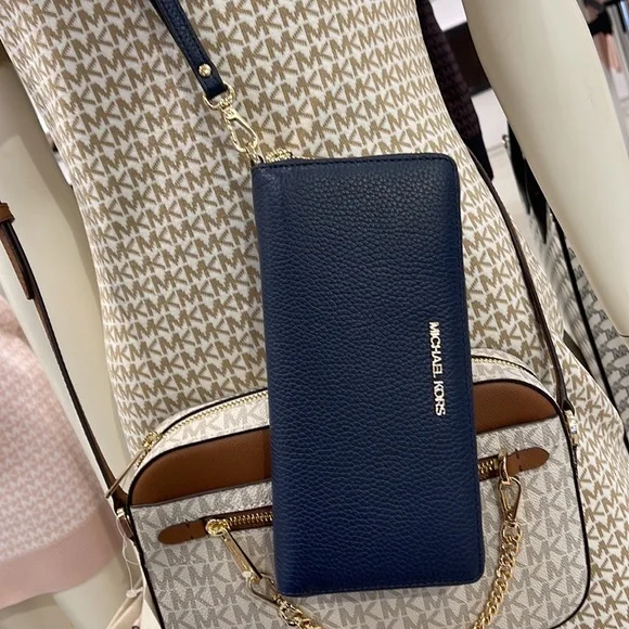 Michael Kors Jet Set Travel Large Travel CONTINENTAL
Navy - Picture 12 of 16